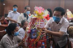 Đồng chí Võ Văn Thưởng tặng quà Tết gia đình chính sách ở Đồng Nai