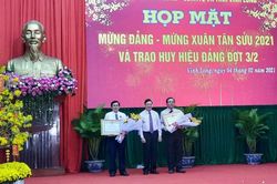 Vĩnh Long họp mặt mừng Đảng mừng xuân và trao Huy hiệu Đảng