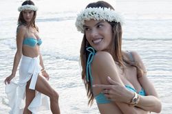 Siêu mẫu Alessandra Ambrosio xinh đẹp quyến rũ ở biển với bikini