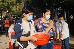 Người Sài Gòn đeo khẩu trang, thả cá chép đưa ông Táo về trời
