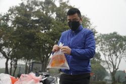 Người dân Thủ đô thả cá chép tiễn ông Táo về trời