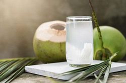 Mặt trái nguy hiểm của nước dừa bạn cần biết