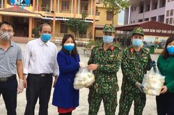Phụ nữ Kinh Môn trao tặng nhiều phần quà ý nghĩa động viên phụ nữ, trẻ em trong khu cách ly