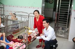 Ngọc Sơn mang quà Tết sớm đến hàng trăm trẻ em mồ côi