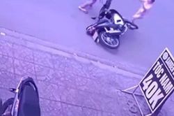 Lao ra đường chặn đầu kẻ trộm xe máy trước quán trà sữa, cô gái suýt bị 'phản đòn'