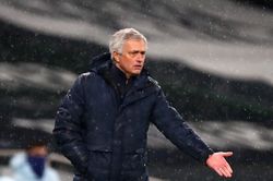 Tottenham lún sâu vào khủng khoảng, Mourinho cán cột mốc buồn