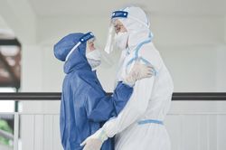 Đôi trẻ quen, yêu và cưới khi cùng đi chống dịch
