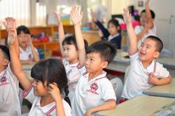 Thu nhập 50 triệu đồng/tháng mới đủ cho con học trường tư thục?