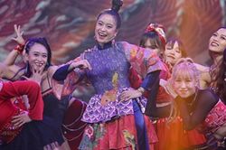 Hoàng Thùy Linh, Wowy rực rỡ trên sân khấu 'Tết tân thời'
