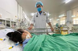 Cứu bệnh nhân nguy kịch vì bị ong đốt