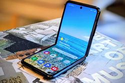 Samsung giảm giá bán mẫu điện thoại cao cấp Galaxy Z Flip 5G