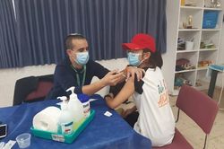Sinh viên Việt Nam tại Israel được tiêm vắc xin ngừa Covid-19