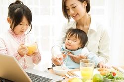 Tại sao không nên vừa ăn vừa nhìn màn hình?