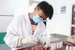 Nam sinh tự làm son dưỡng để tiết kiệm chi phí làm đẹp cho bạn gái
