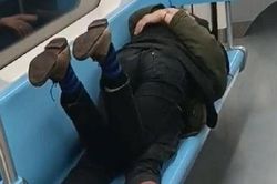 Thản nhiên nằm ôm nhau ngay trên tàu điện ngầm, cặp đôi khiến người xung quanh 'nóng mắt'