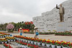 Trang trí gần 1.500 chậu hoa tại Quảng trường Tây Bắc