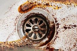 Đổ dầu mỡ thừa xuống ống thoát nước: Thói quen cực xấu của người làm nội trợ để lại những hậu quả nghiêm trọng