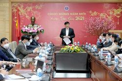 Bộ trưởng Bộ Y tế: Hình ảnh cán bộ y tế chống dịch mệt quá ngủ gục, rất cảm động