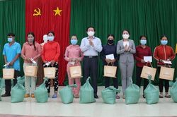 Bình Định:Lãnh đạo tỉnh trao quà cho các hộ nghèo miền núi