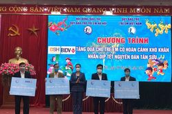 Hà Nội tặng quà Tết Nguyên đán Tân Sửu cho 182 trẻ em có hoàn cảnh khó khăn
