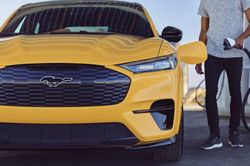Ford 'ném' vào tương lai gần 30 tỷ đô la