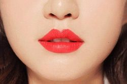Mách bạn cách chọn son cho nàng môi mỏng