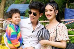 'Quý tử' nhà Lâm Khánh Chi càng lớn càng đáng yêu, thích thú đi chợ hoa cùng bố mẹ