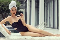 Ngọc Trinh tấn công thị giác với áo tắm cúp ngực, quấn khăn sang chảnh như tiểu thư Pháp