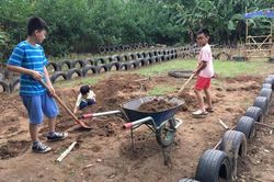 'Các con dạy chúng tôi làm bố mẹ'