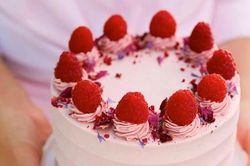 Nam sinh viên đặt tiệm bánh gửi bánh cho… 5 cô người yêu khác nhau vào đúng ngày Valentine