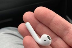 Người đàn ông ở Mỹ nuốt AirPods khi ngủ