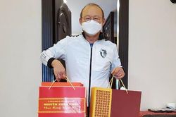 HLV Park Hang Seo nhận quà chúc Tết của Thủ tướng