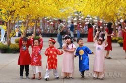 TPHCM: Phố ông đồ phòng dịch thế nào khi tấp nập khách du xuân?