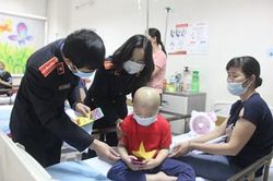 Chi đoàn Viện 4 - Viện cấp cao 1 mang yêu thương đến với các bệnh nhi ngày giáp Tết