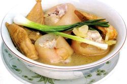 Canh chân giò hầm măng khô ngon miệng ngày Tết