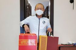 HLV Park Hang-seo nhận quà Tết của Thủ tướng Nguyễn Xuân Phúc
