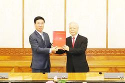 Tổng bí thư, Chủ tịch nước Nguyễn Phú Trọng trao quyết định phân công Ủy viên Bộ Chính trị