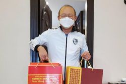 Thủ tướng tặng quà Tết cho HLV Park Hang Seo
