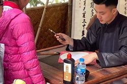 Thầy đồ đẹp trai 'không góc chết' khiến hội nữ sinh muốn xin chữ