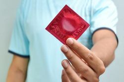 Dùng bao cao su có bị lây bệnh tình dục?