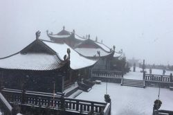 Tuyết rơi phủ trắng đỉnh Fansipan ngày 27 Tết