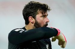 Klopp nói gì với Alisson sau sai lầm trước Man City?
