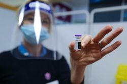 Giới nhà giàu Mỹ đi đường tắt để được tiêm vaccine sớm