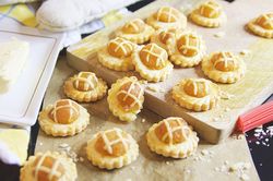 Thử làm bánh dứa đãi khách dịp Tết