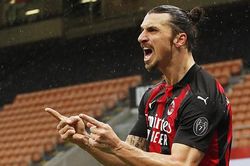 AC Milan 4-0 Crotone: Ibrahimovic đạt mốc 500 bàn, Milan trở lại ngôi đầu