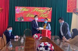 Tuyên Quang: Tặng quà, động viên giáo viên có hoàn cảnh khó khăn