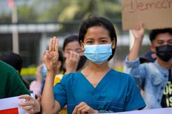 Biểu tình lan khắp cả nước, y tá, nhà sư Myanmar lên tuyến đầu