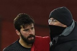 Tội đồ Alisson nói gì với Klopp sau thảm họa trước Man City