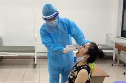 TP.HCM lấy mẫu xét nghiệm cho nhân viên sân bay mỗi ngày