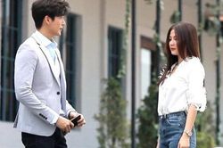 Bạn trai đưa cho chiếc thiệp mời cưới đỏ chót, tôi tức giận tưởng anh ép cưới mình, để rồi mở ra xem mà tôi 'hóa đá'